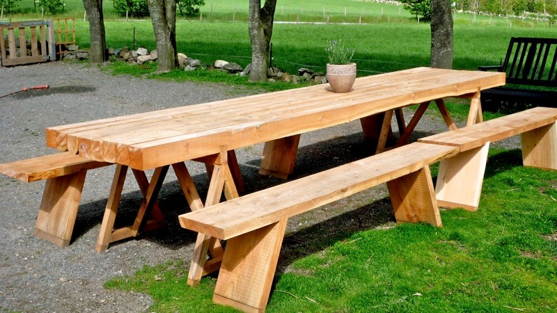 Outdoor table made with chainsaw