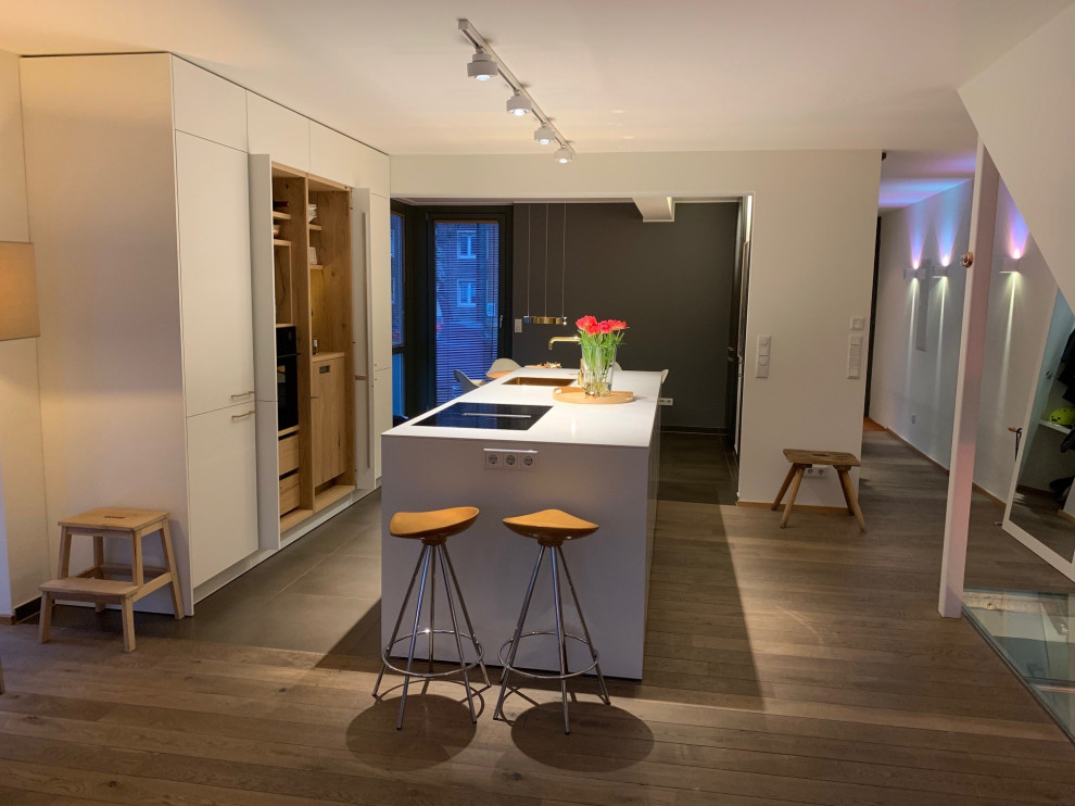 Esempio di una grande cucina minimalista con top in quarzo composito e pavimento in legno massello medio
