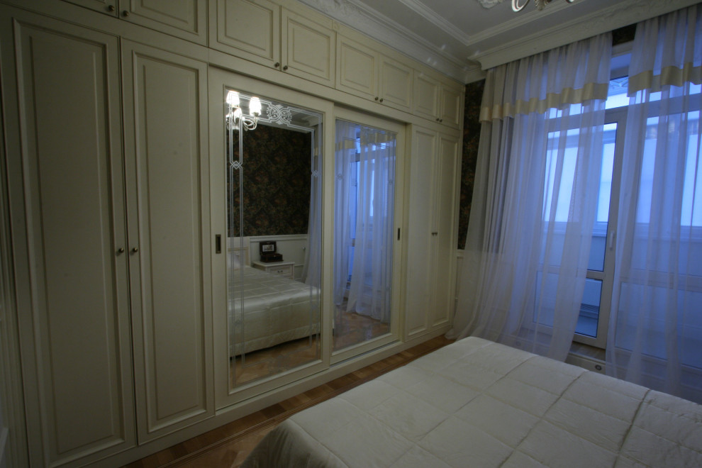 Mittelgroßes Klassisches Hauptschlafzimmer ohne Kamin mit brauner Wandfarbe, braunem Holzboden, beigem Boden und Tapetenwänden in Moskau