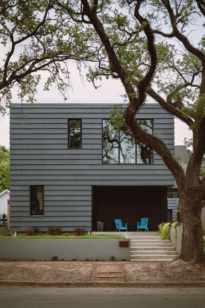 Idéer för att renovera ett mellanstort funkis grått hus, med två våningar, fiberplattor i betong, sadeltak och tak i metall