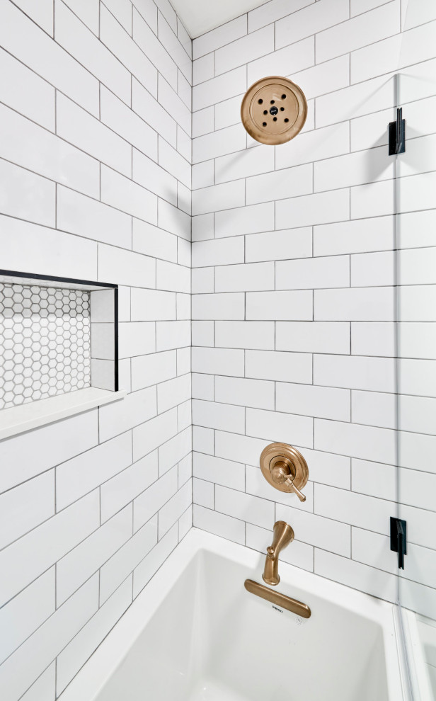 Bild på ett litet vintage vit vitt badrum med dusch, med luckor med upphöjd panel, svarta skåp, ett badkar i en alkov, en dusch/badkar-kombination, en toalettstol med separat cisternkåpa, vit kakel, porslinskakel, flerfärgade väggar, klinkergolv i porslin, ett undermonterad handfat, bänkskiva i kvartsit, grått golv och dusch med gångjärnsdörr