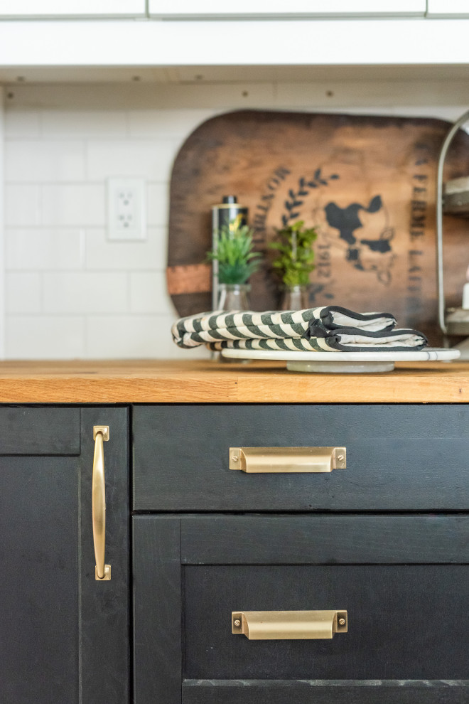 Example of a transitional home design design in Toronto
