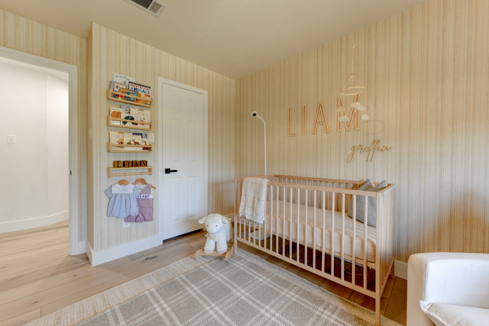 Свежая идея для дизайна: огромная нейтральная комната для малыша в стиле неоклассика (современная классика) с бежевыми стенами, полом из винила, бежевым полом, многоуровневым потолком и обоями на стенах - отличное фото интерьера