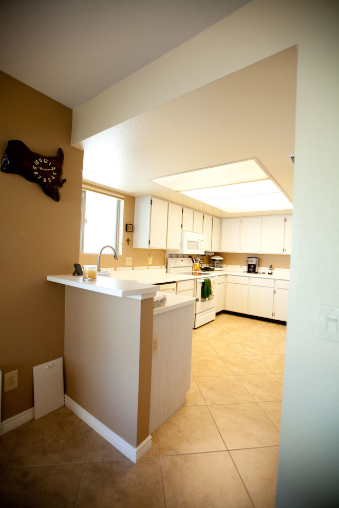 Kitchen - transitional kitchen idea in Phoenix