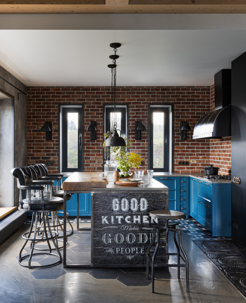 Ispirazione per una cucina industriale di medie dimensioni con lavello a doppia vasca, ante blu, top in cemento, paraspruzzi in mattoni, elettrodomestici neri, pavimento in cemento, pavimento grigio, top grigio e travi a vista