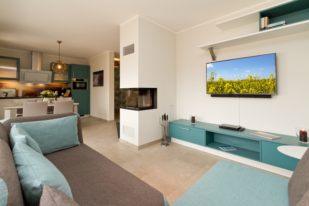 Wohnzimmer With weißer Wandfarbe, Travertin, Tunnelkamin, verputzter Kaminumrandung and TV-Wand in Berlin