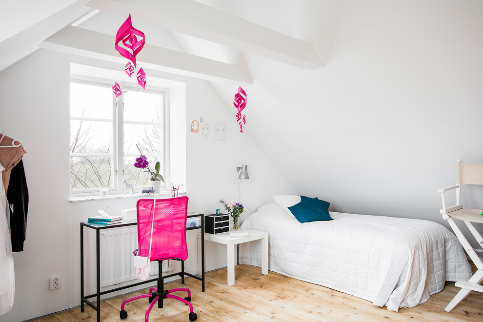 Design ideas for a mid-sized contemporary kids' room for girls in Malmo with white walls, light hardwood floors and beige floor.