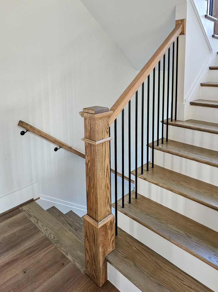 Diseño de escalera en U minimalista pequeña con escalones de madera, contrahuellas de madera y barandilla de varios materiales