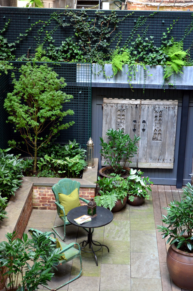 Inspiration for a transitional courtyard patio in New York.