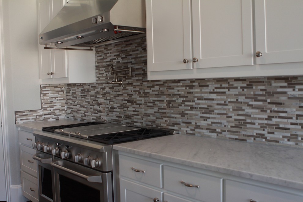 Example of a transitional kitchen design in Dallas