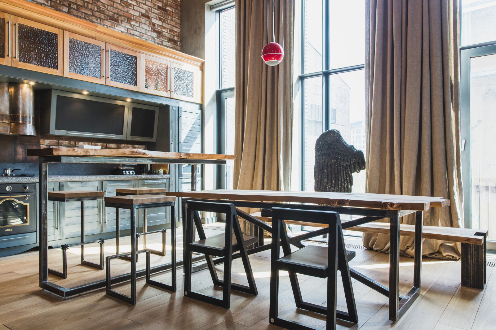 В гостях: Современный лофт, наполненный арт-объектами и музыкой