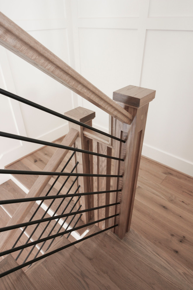 Идея дизайна: большая деревянная лестница на больцах в стиле ретро с деревянными ступенями и перилами из смешанных материалов