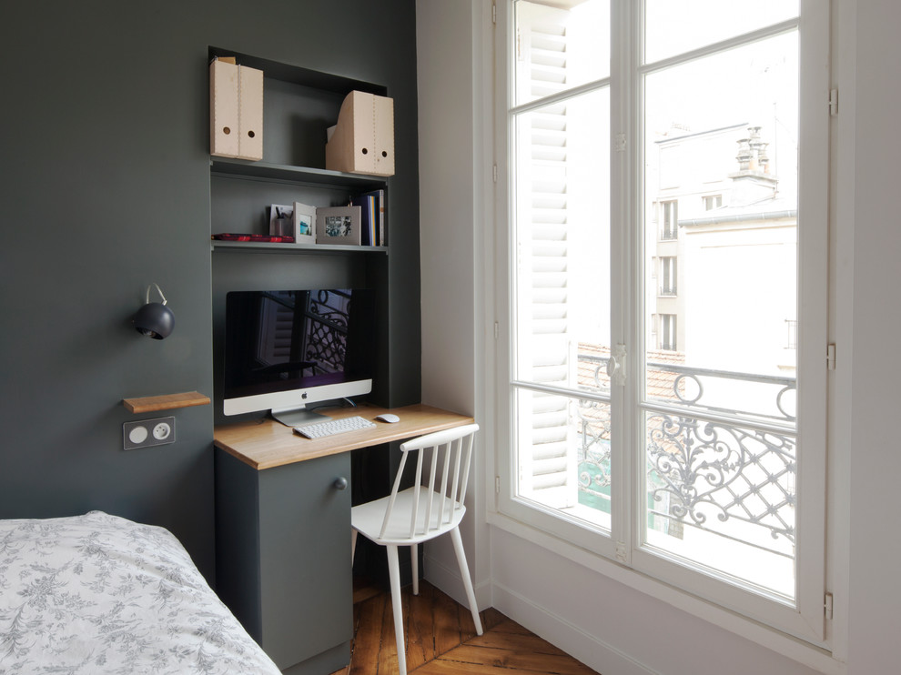 Small contemporary study room in Paris with grey walls, medium hardwood floors and a built-in desk.