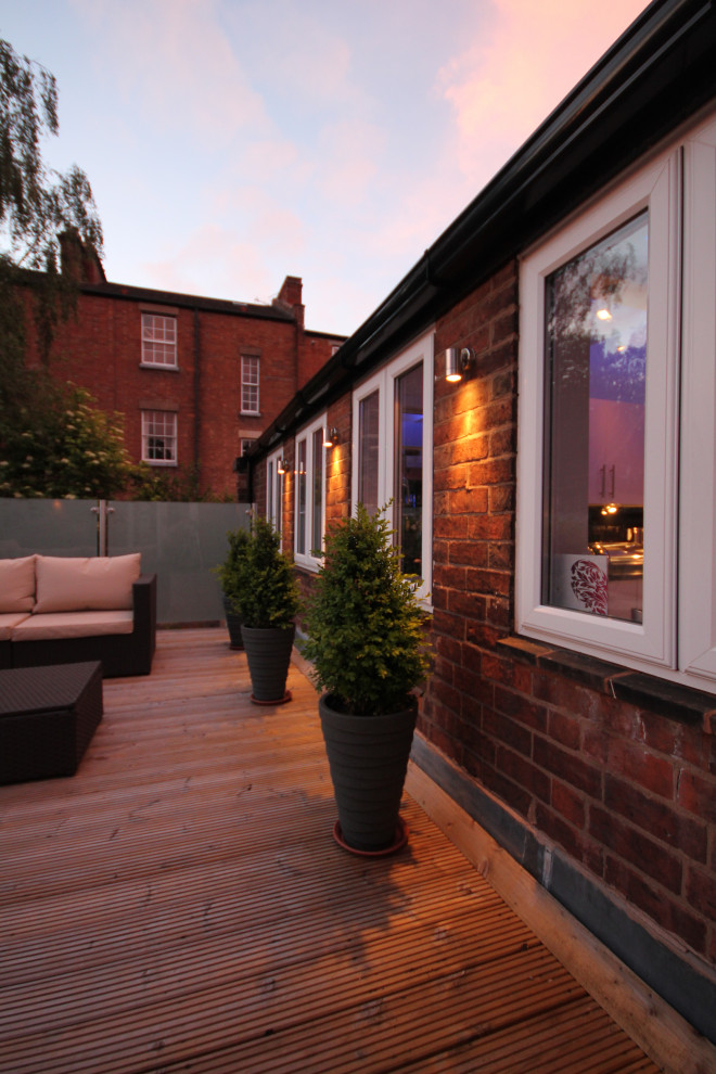 Photo of a contemporary deck in West Midlands.