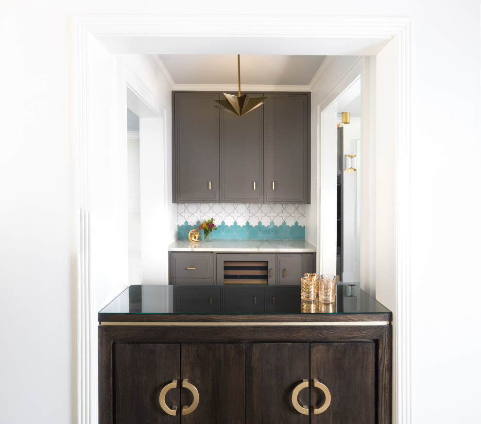 Example of a transitional home design design in Dallas