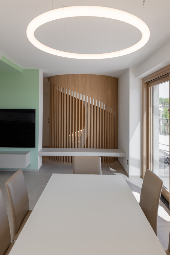 Ispirazione per un soggiorno moderno di medie dimensioni e aperto con pavimento in gres porcellanato, TV a parete e pavimento grigio