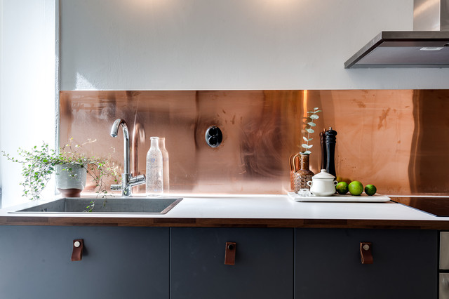17 nyskabende stænkplader til køkkenet – Skal du vælge en stænkplade i  glas, stål eller messing?
