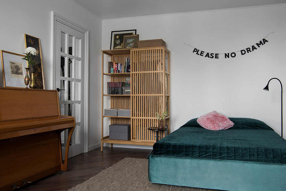 На фото: серо-белая гостиная комната среднего размера в современном стиле с серыми стенами, полом из ламината, отдельно стоящим телевизором, зоной отдыха, коричневым полом и акцентной стеной