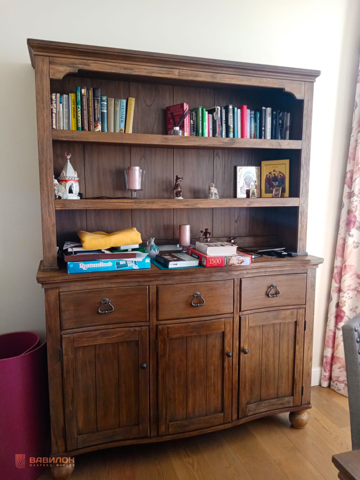 Шкаф библиотека с ящиками из массива дуба
