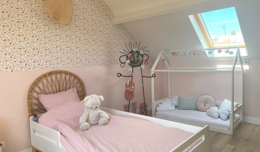 Mittelgroßes Mid-Century Mädchenzimmer mit Schlafplatz, rosa Wandfarbe, hellem Holzboden, beigem Boden, freigelegten Dachbalken und Tapetenwänden in Paris
