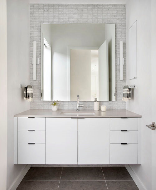 Modern inredning av ett mellanstort en-suite badrum, med ett fristående badkar, våtrum, vita väggar, ett undermonterad handfat, granitbänkskiva och dusch med gångjärnsdörr
