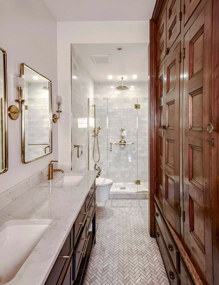 Foto på ett mellanstort vintage badrum, med en dusch i en alkov, vit kakel, marmorkakel, vita väggar, mosaikgolv, marmorbänkskiva och dusch med gångjärnsdörr