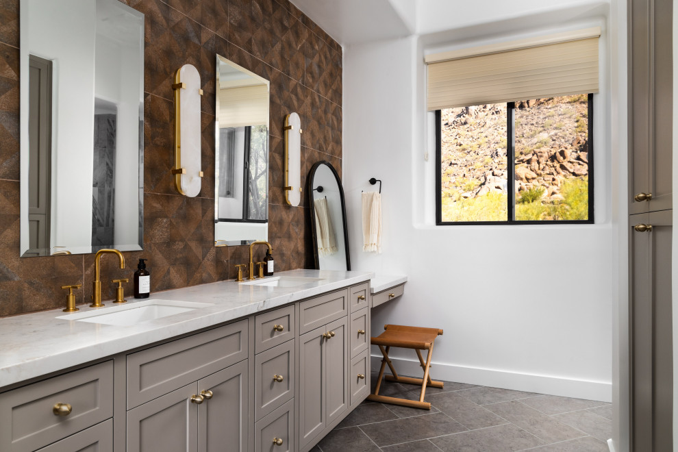Inredning av ett klassiskt grå grått en-suite badrum, med skåp i shakerstil, grå skåp, brun kakel, vita väggar, ett undermonterad handfat, bänkskiva i kvarts och grått golv
