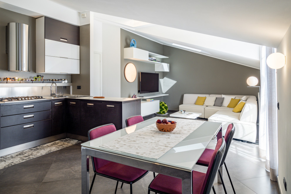 Mittelgroßes Modernes Wohnzimmer in grau-weiß im Loft-Stil mit grauer Wandfarbe, Porzellan-Bodenfliesen, TV-Wand, grauem Boden und eingelassener Decke in Mailand