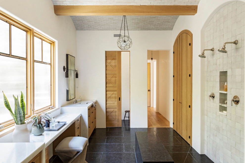 Foto på ett stort medelhavsstil flerfärgad en-suite badrum, med släta luckor, bruna skåp, våtrum, flerfärgad kakel, mosaik, vita väggar, mosaikgolv, granitbänkskiva, svart golv och med dusch som är öppen