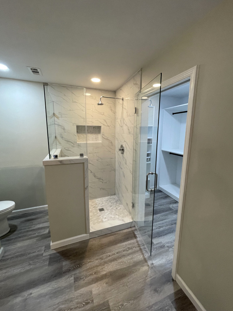 Diseño de cuarto de baño doble y a medida actual grande con armarios estilo shaker, puertas de armario grises, bañera exenta, lavabo encastrado, encimera de cuarzo compacto y encimeras grises