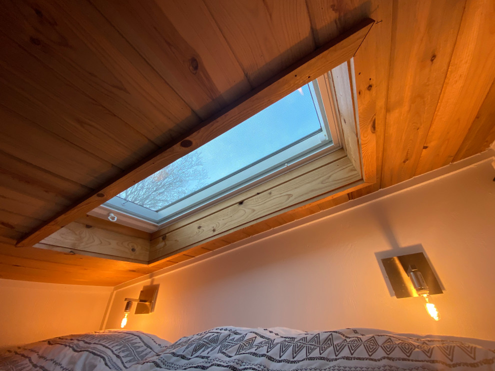 Inspiration pour une petite chambre avec moquette craftsman en bois avec un mur blanc, aucune cheminée, un sol multicolore et un plafond à caissons.
