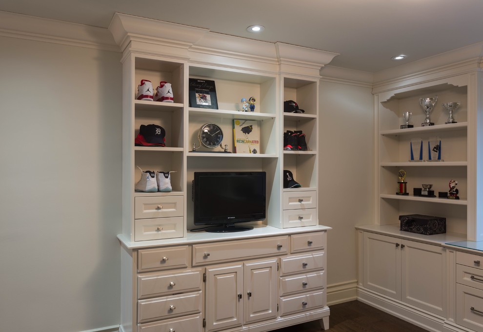 Transitional home design photo in Toronto