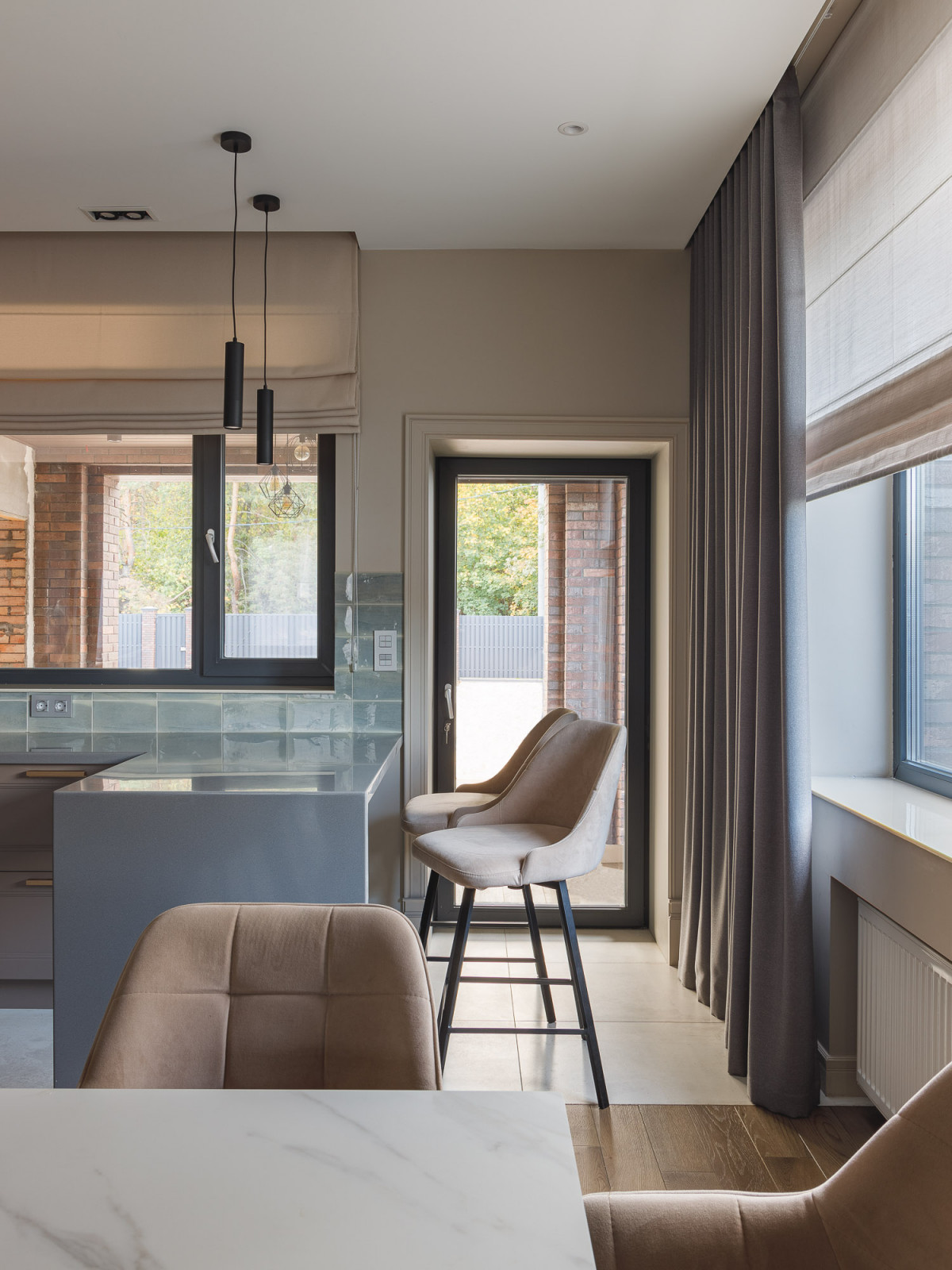 Кухня-гостиная с камином в коттедже Малая Царевщина