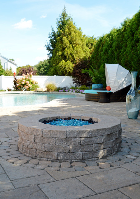 Smithtown, NY Pool, Patio, Outdoor Kitchen & Firepit contemporary-uteplats