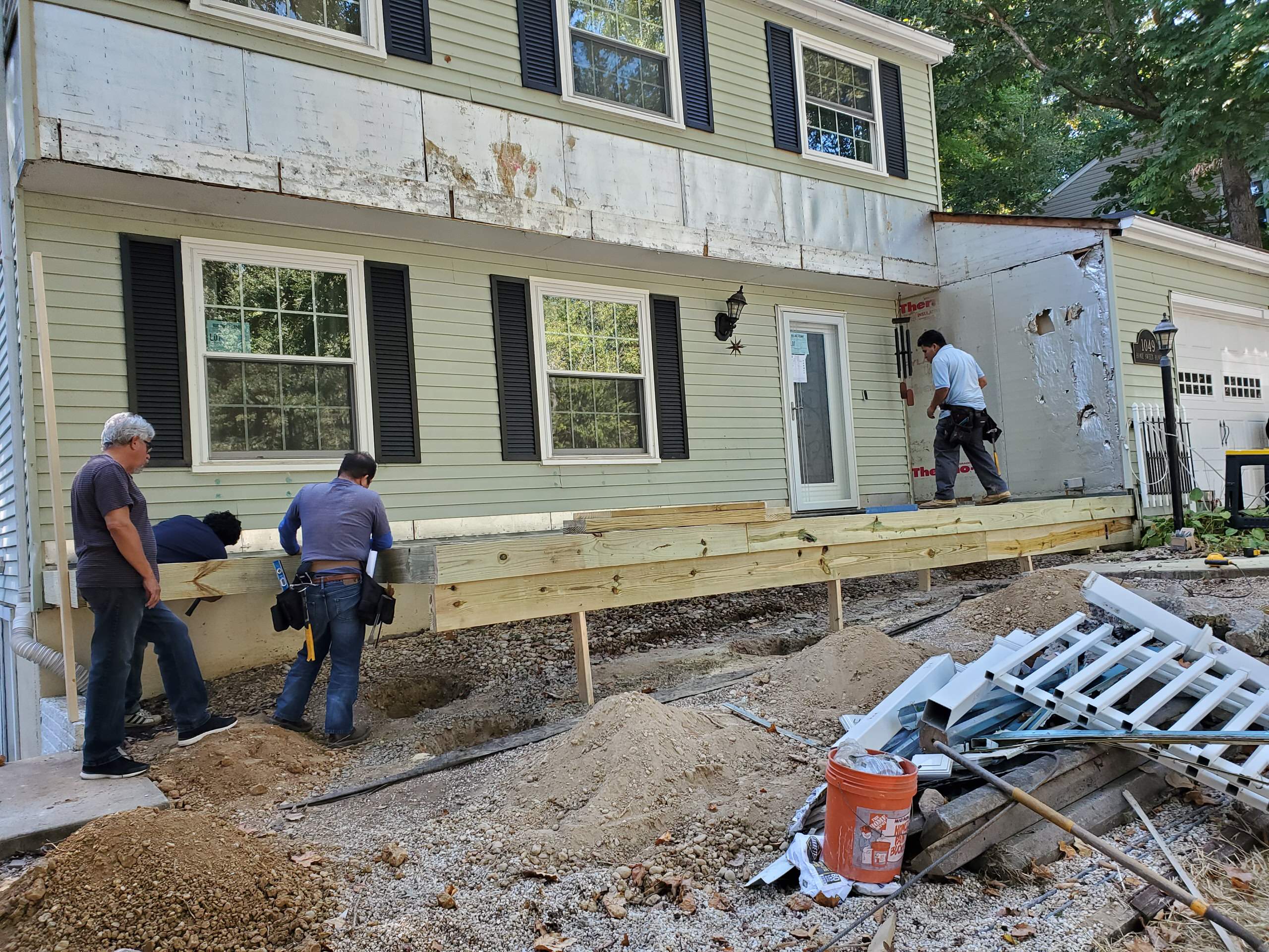 Front Porch w/ Breezeway to Basement