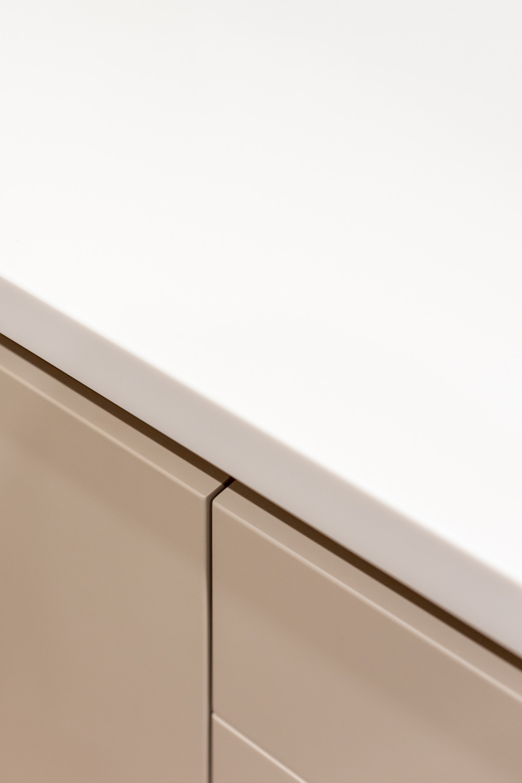 Красивая кухни и вместительная гардеробная