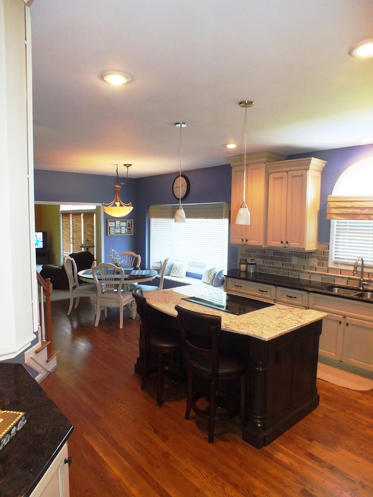 Kitchen - transitional kitchen idea in Cincinnati