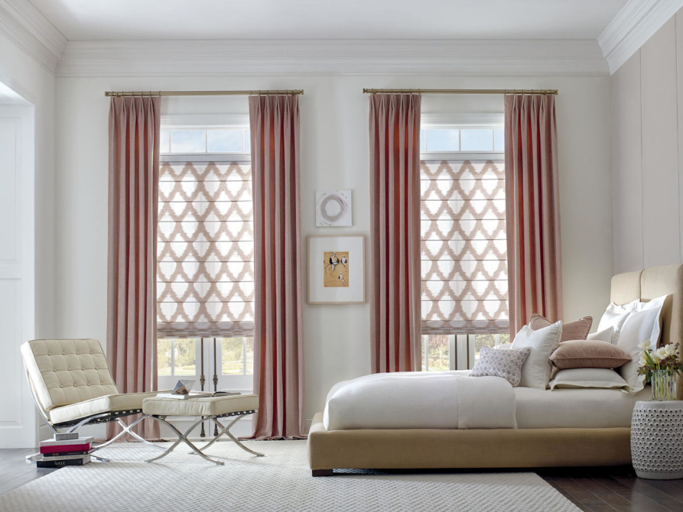 Inspiration pour une chambre parentale vintage avec un mur blanc, un sol en bois brun, un sol marron et un plafond décaissé.