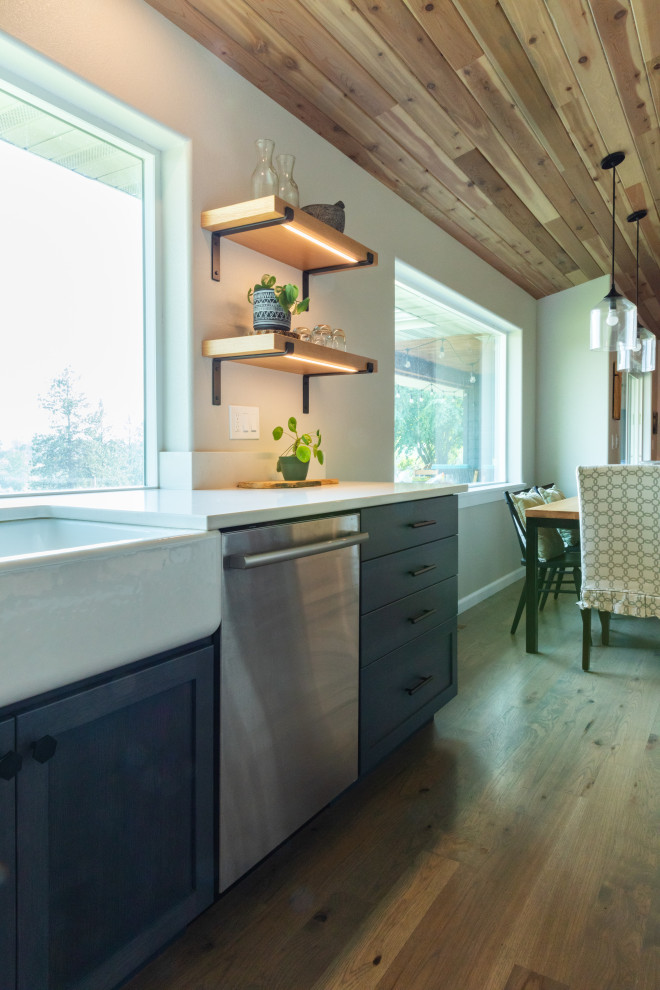 Kitchen - transitional kitchen idea in Seattle