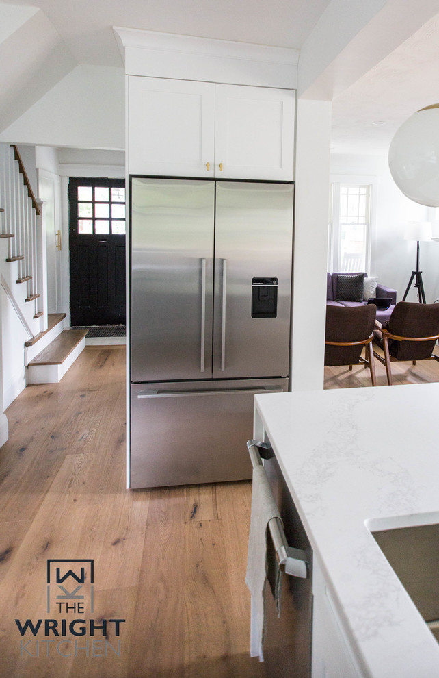 Transitional home design photo in Toronto