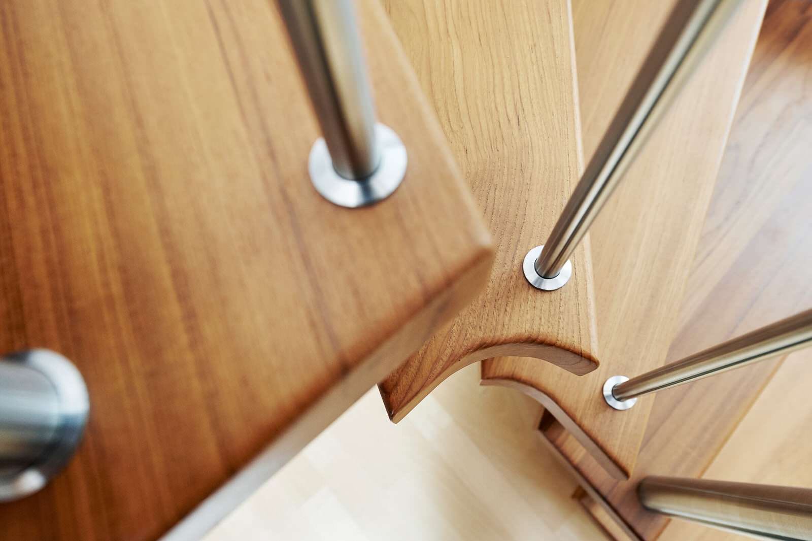 консольная лестница из бирманского тика