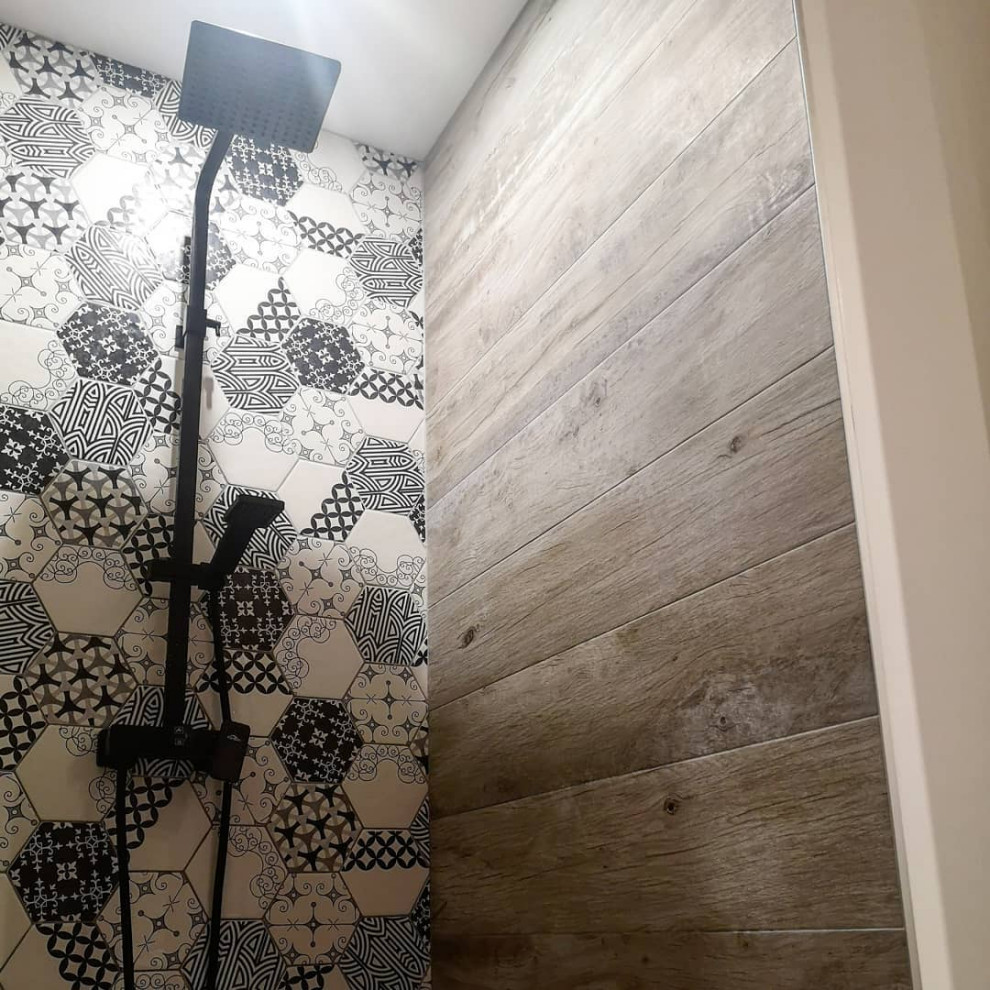 Пример оригинального дизайна: ванная комната в белых тонах с отделкой деревом в стиле ретро с черно-белой плиткой, полом из плитки под дерево и коричневым полом