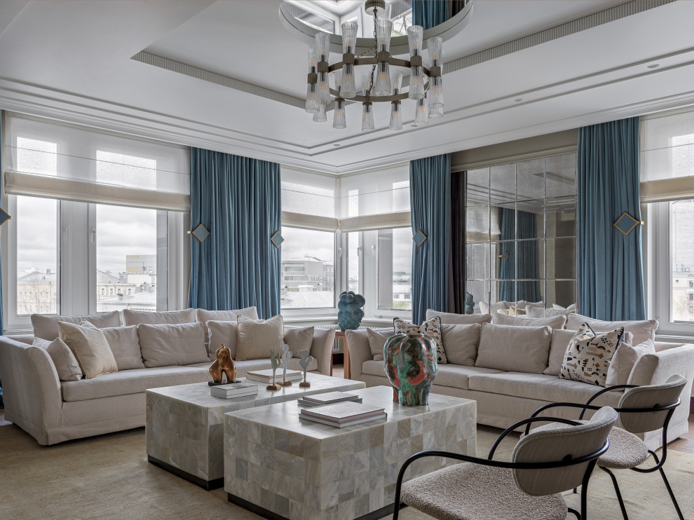 Стильный дизайн: огромная гостиная комната в стиле неоклассика (современная классика) - последний тренд
