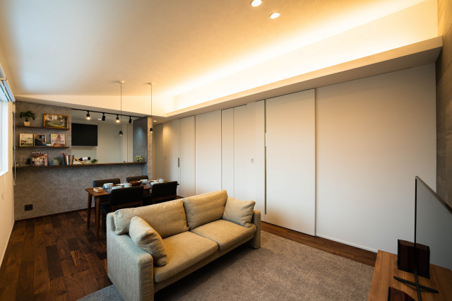 素材を生かしたダークトーン2階リビングの家 moderno-salon