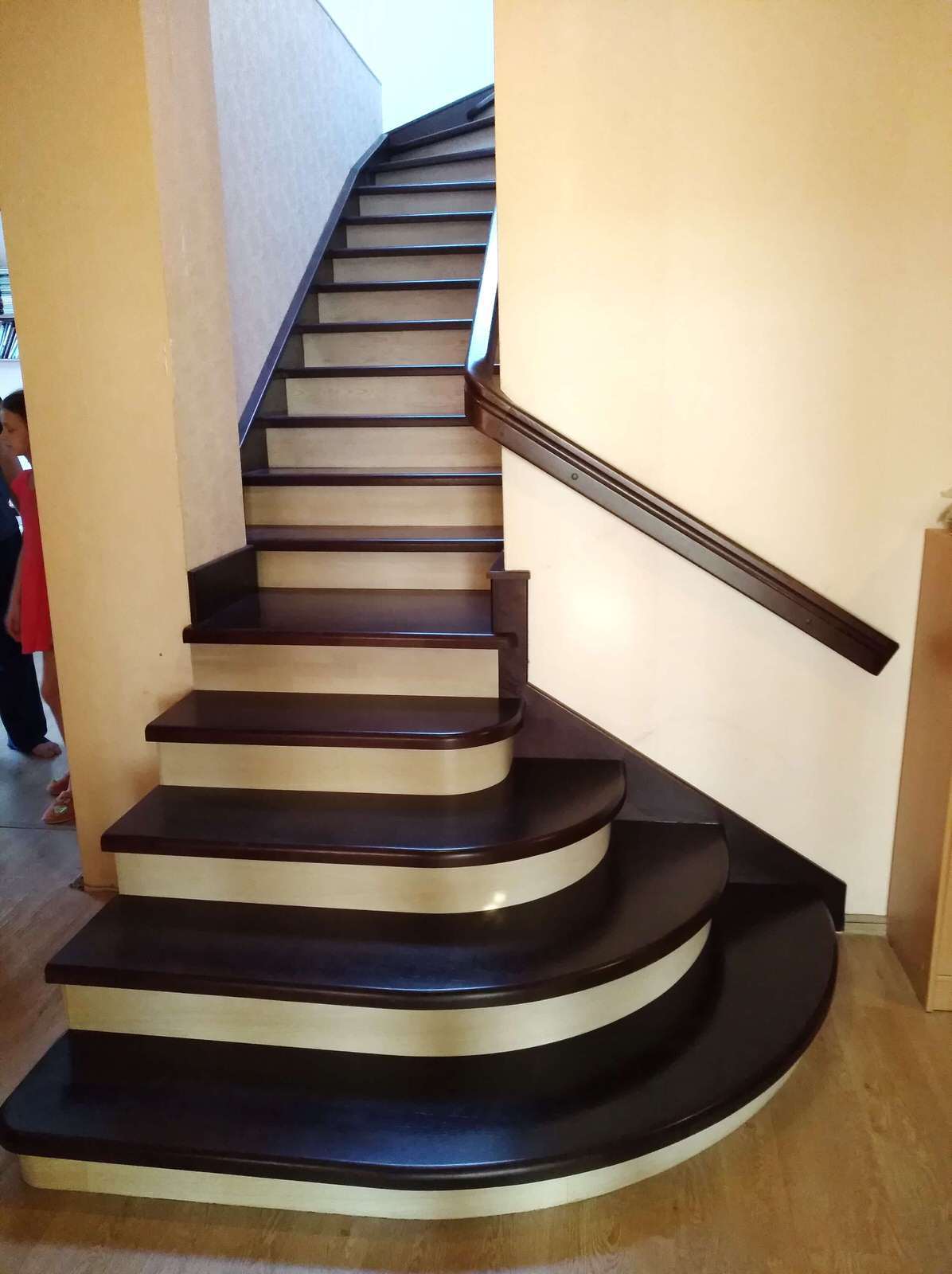 Лестница из дуба, обшивка каркаса