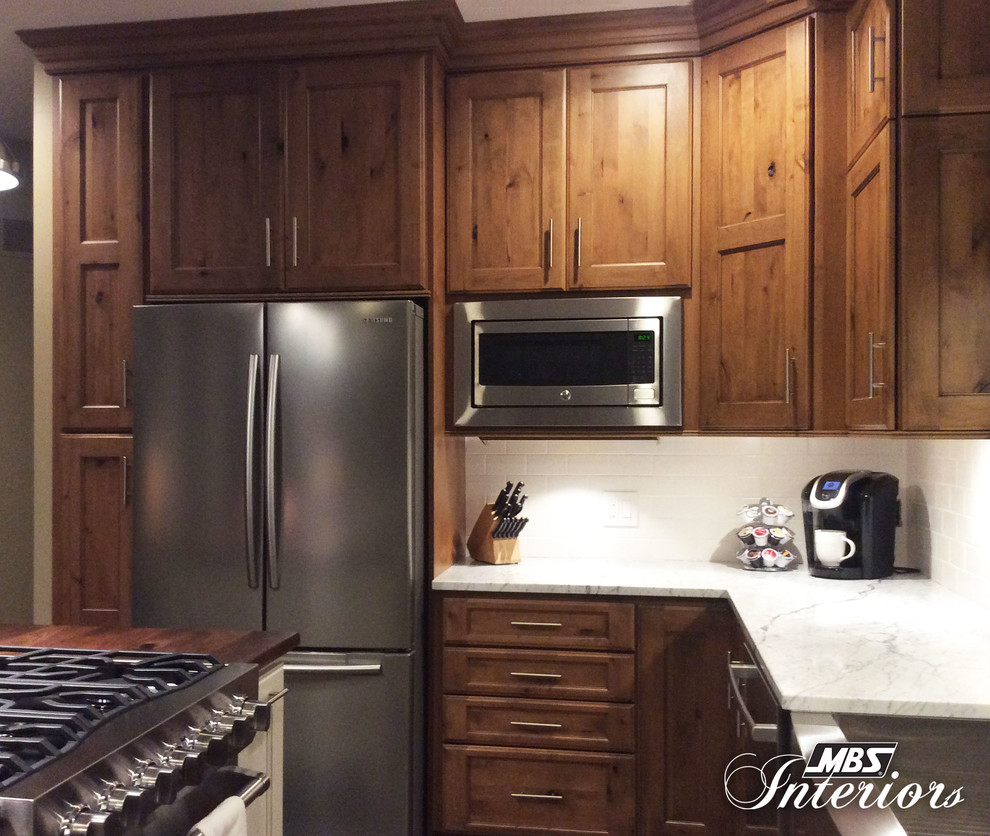 Eat-in kitchen - mid-sized transitional u-shaped ceramic tile and gray floor eat-in kitchen idea with a farmhouse sink, recessed-panel cabinets, medium tone wood cabinets, marble countertops, white backsplash, subway tile backsplash, stainless steel appliances and an island