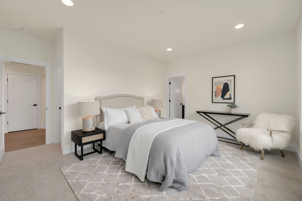 Foto di una camera degli ospiti country di medie dimensioni con pareti bianche, moquette e pavimento beige