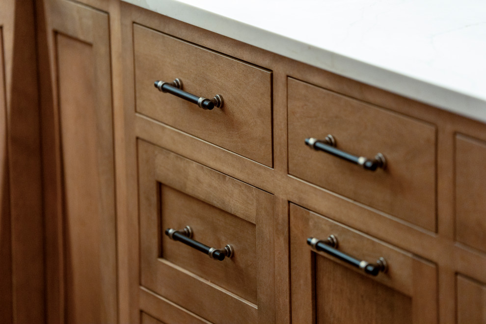 Inspiration for a large transitional l-shaped medium tone wood floor and brown floor eat-in kitchen remodel with a single-bowl sink, shaker cabinets, medium tone wood cabinets, quartz countertops, white backsplash, quartz backsplash, stainless steel appliances, an island and white countertops