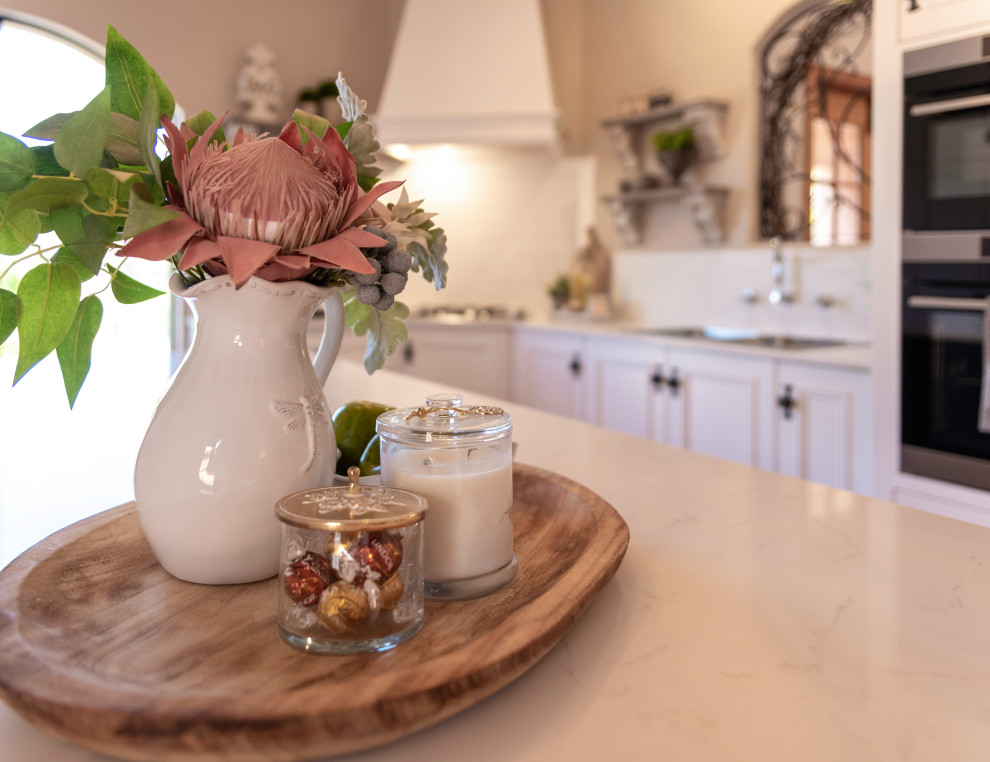 Idéer för ett mellanstort rustikt u-kök, med vita skåp, klinkergolv i keramik och en köksö