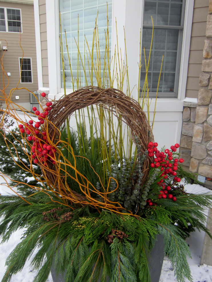 Photo of a contemporary front yard landscaping in Minneapolis for winter.